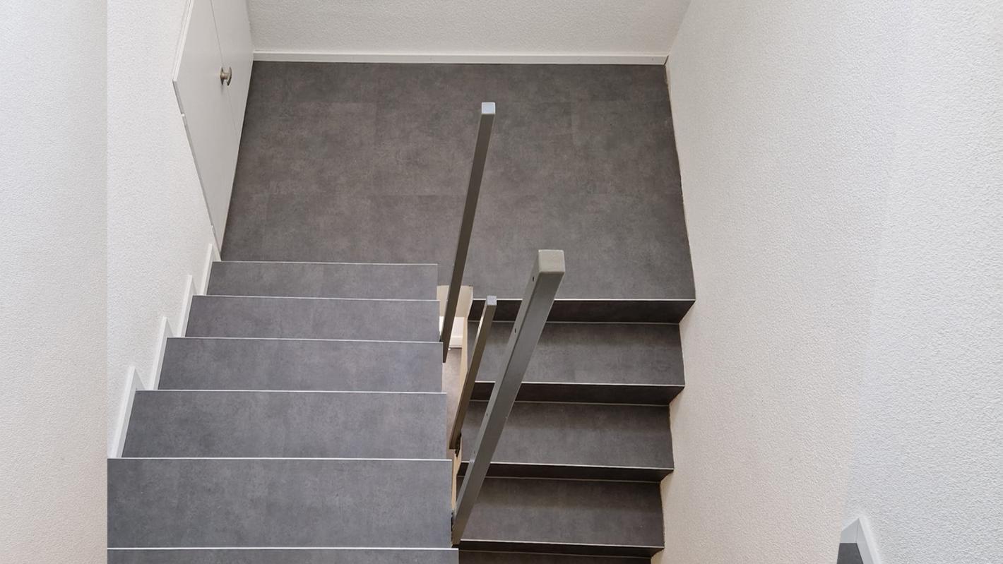 01 Betontreppe Vinyl Belag.jpg